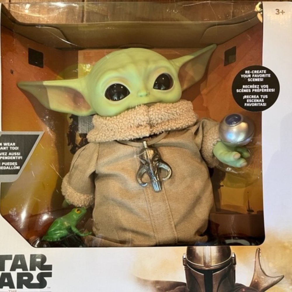 Disney -  Star Wars The Mandalorian The Child (Baby Yoda) Figure w/4 accessories